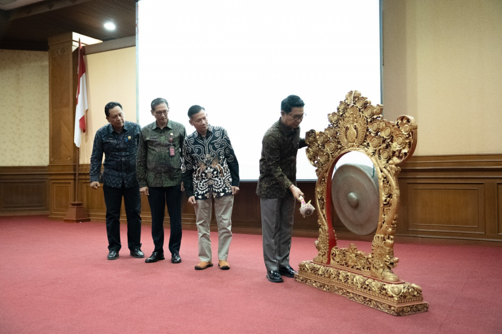 Dipusatkan di Badung,  Sekda Adi Arnawa Buka FGD Perencanaan dan Penatausahaan Keuangan Lingkup Setda se-Indonesia